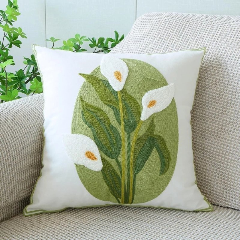 Capa de Almofada Bordada com Flor Copo-de-Leite